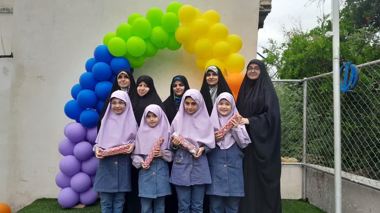 اهدا جوایز به دانش آموزان برگزیده در مسابقات