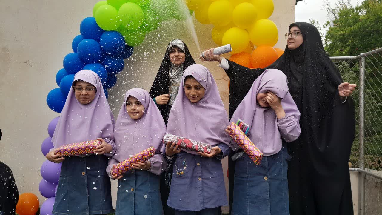 اهدا جوایز به دانش آموزان برگزیده در مسابقات