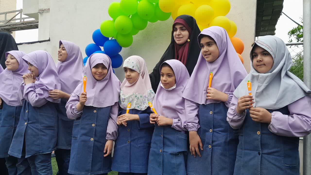 اهدا جوایز به دانش آموزان برگزیده در مسابقات