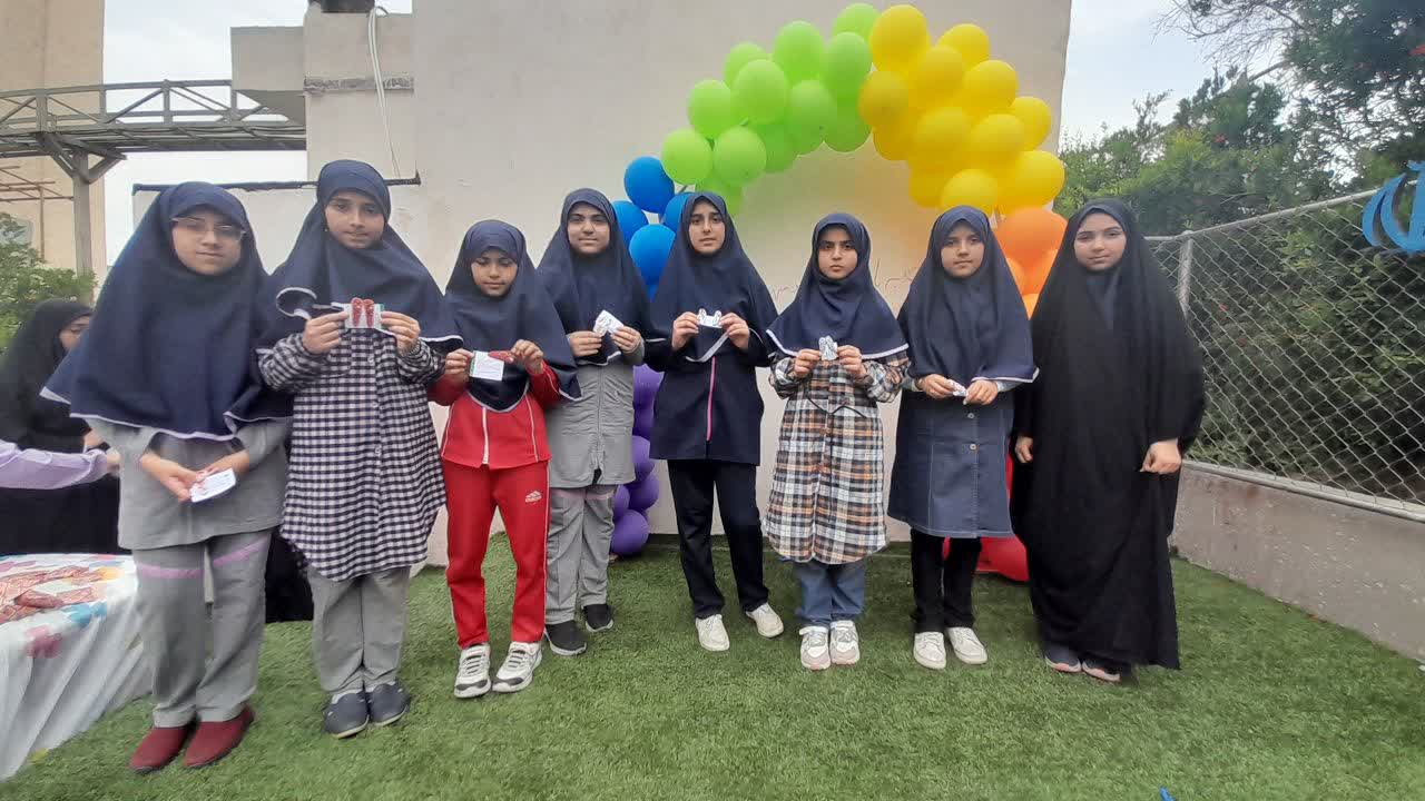 اهدا جوایز به دانش آموزان برگزیده در مسابقات