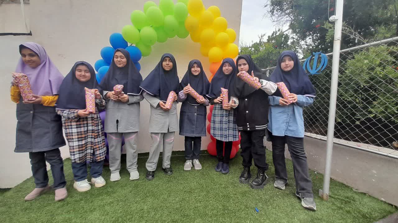 اهدا جوایز به دانش آموزان برگزیده در مسابقات