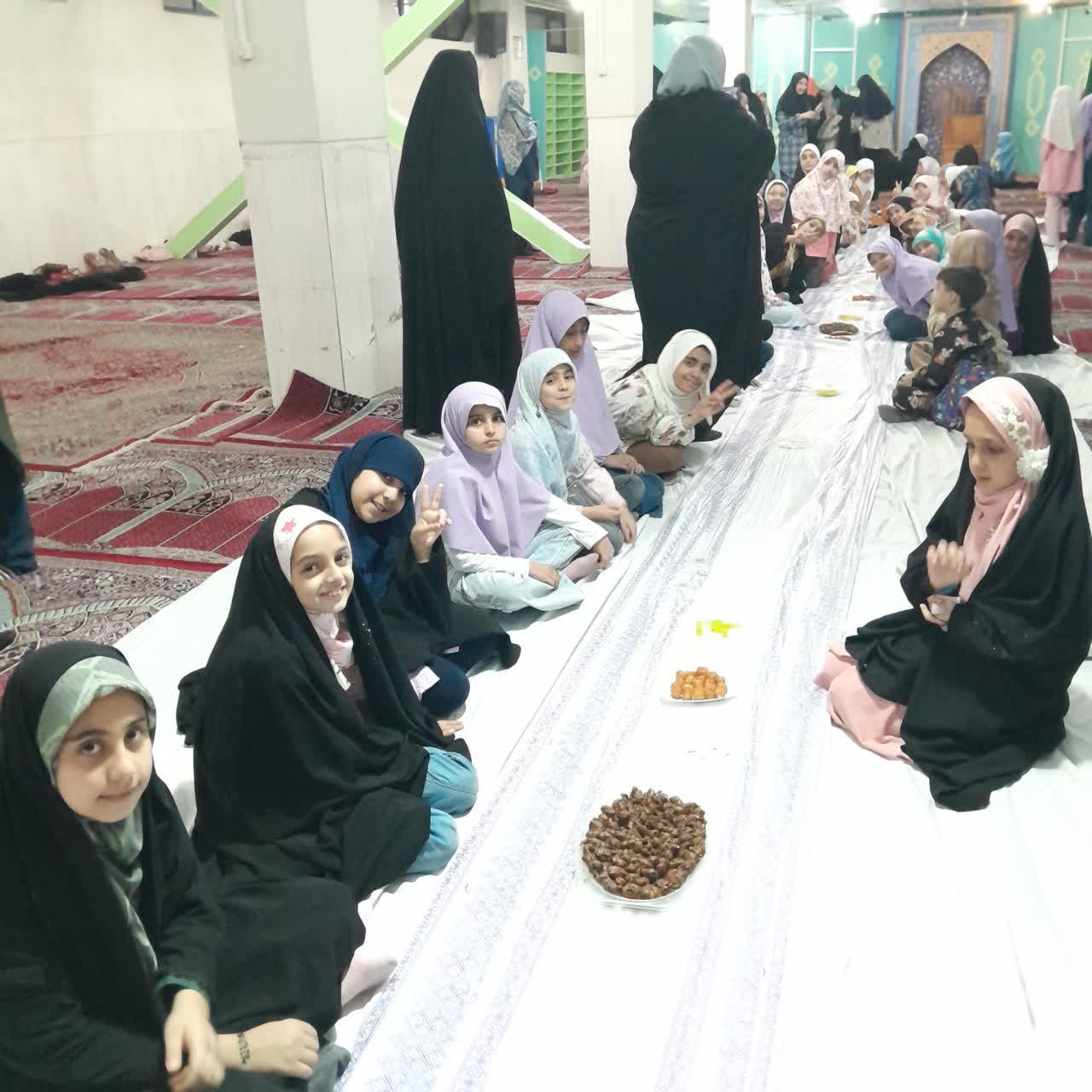 مراسم افطاری دانش آموزان و محفل انس قرآنی