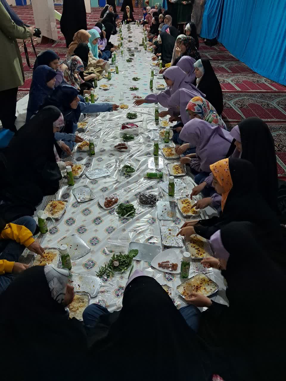 مراسم افطاری دانش آموزان و محفل انس قرآنی